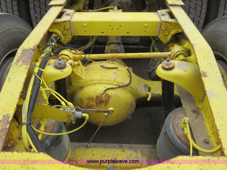 image for item K7095 2000 Peterbilt 379 semi truck