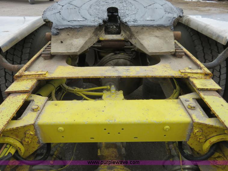 image for item K7095 2000 Peterbilt 379 semi truck