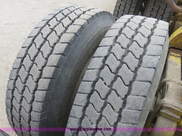 image for item K7095 2000 Peterbilt 379 semi truck