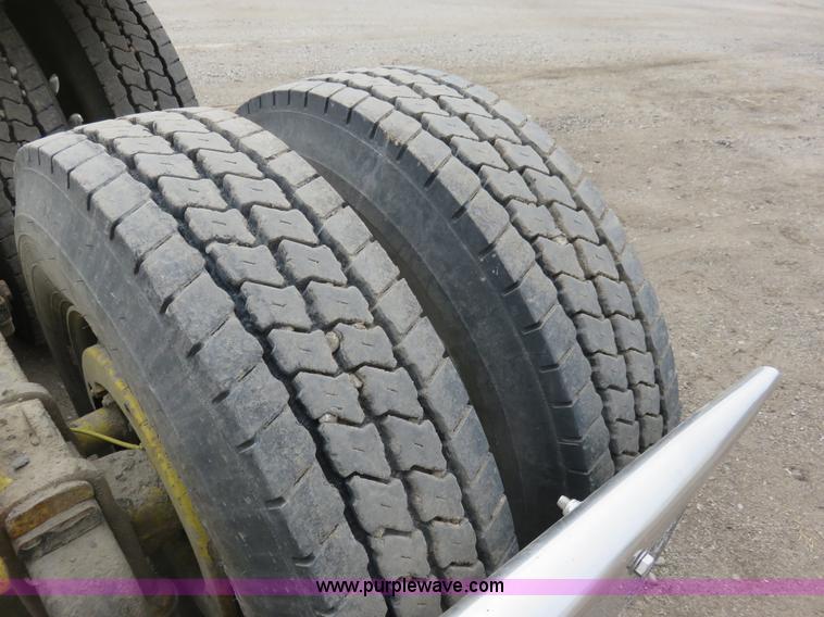 image for item K7095 2000 Peterbilt 379 semi truck