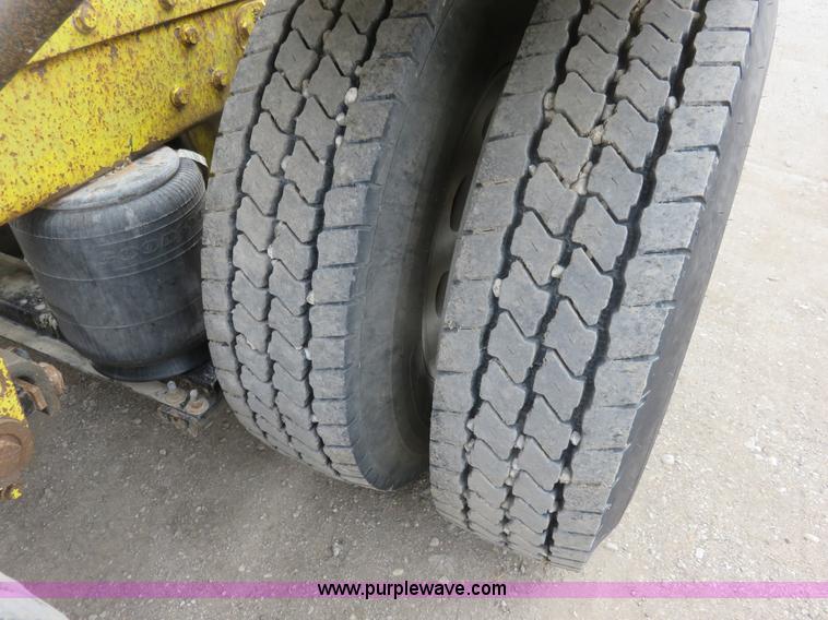 image for item K7095 2000 Peterbilt 379 semi truck