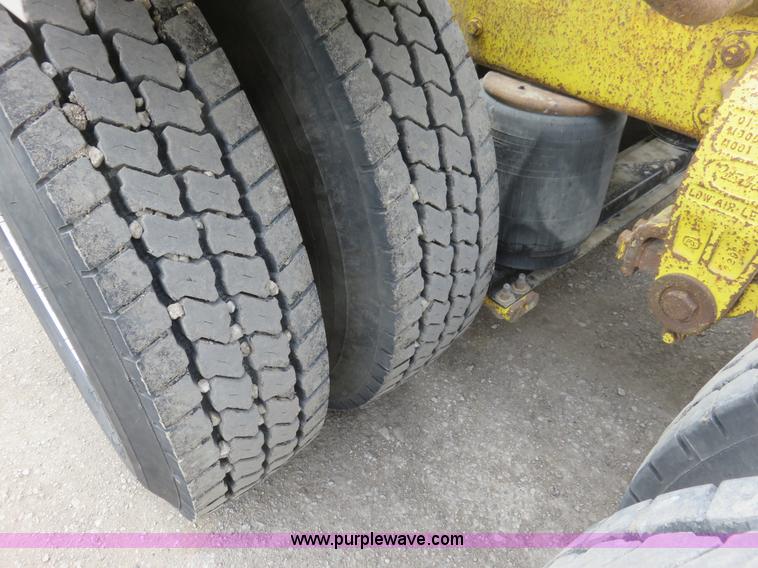 image for item K7095 2000 Peterbilt 379 semi truck