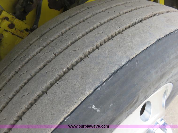 image for item K7095 2000 Peterbilt 379 semi truck