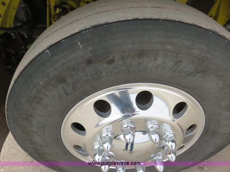 image for item K7095 2000 Peterbilt 379 semi truck