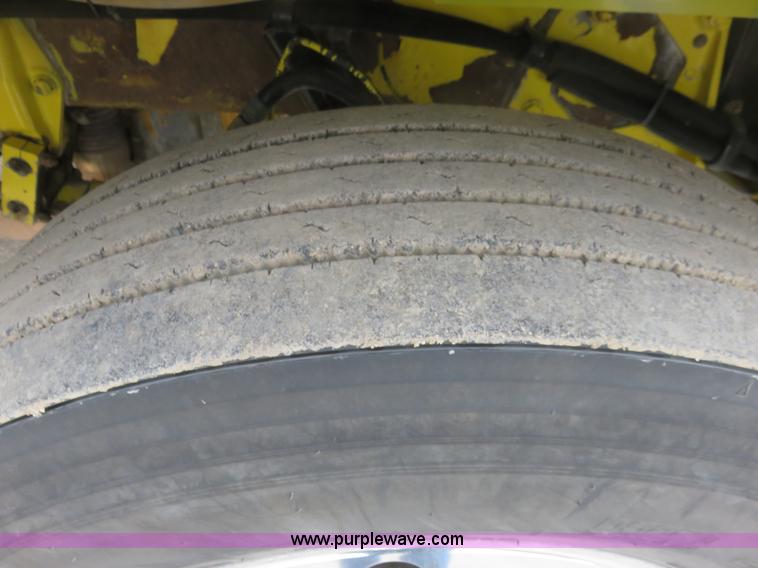 image for item K7095 2000 Peterbilt 379 semi truck