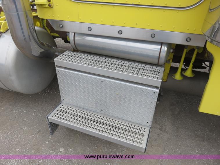 image for item K7095 2000 Peterbilt 379 semi truck