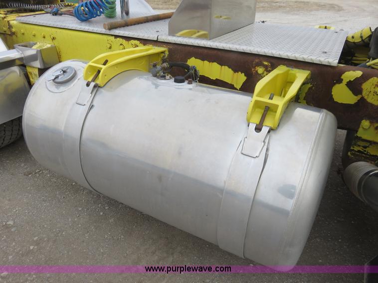 image for item K7095 2000 Peterbilt 379 semi truck