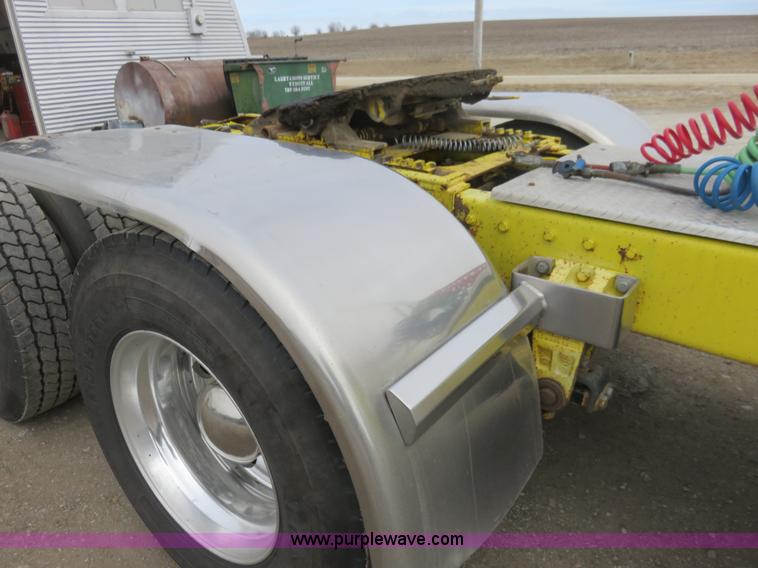 image for item K7095 2000 Peterbilt 379 semi truck