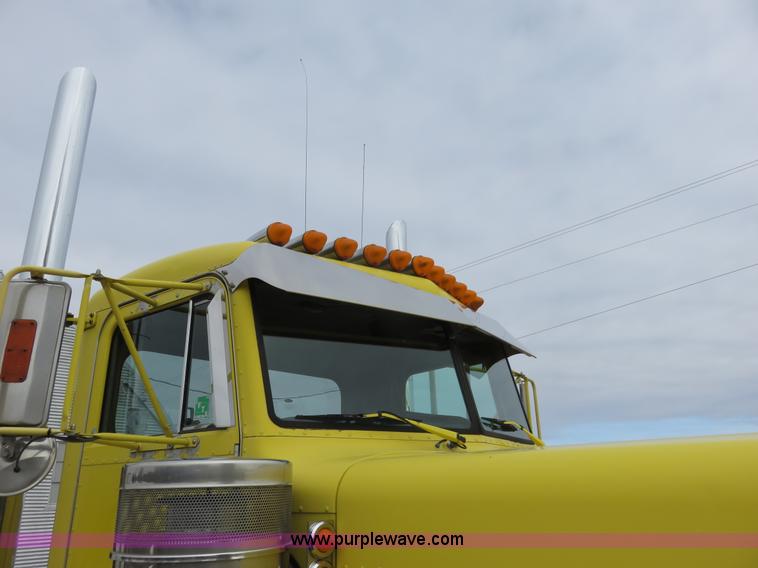 image for item K7095 2000 Peterbilt 379 semi truck