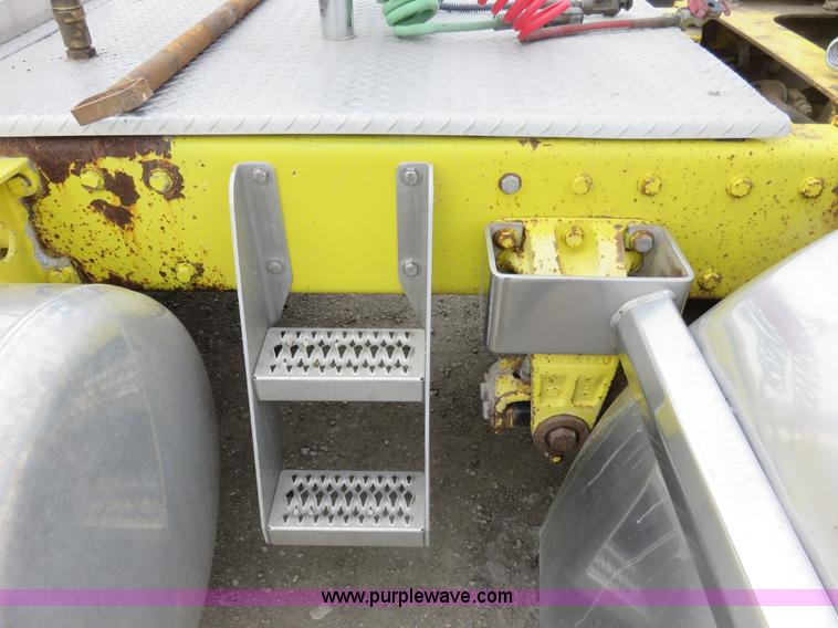 image for item K7095 2000 Peterbilt 379 semi truck