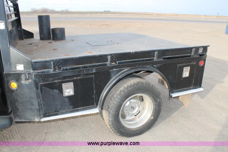 image for item AW9470 2006 Ford F350 Super Duty Crew Cab flatbed truck