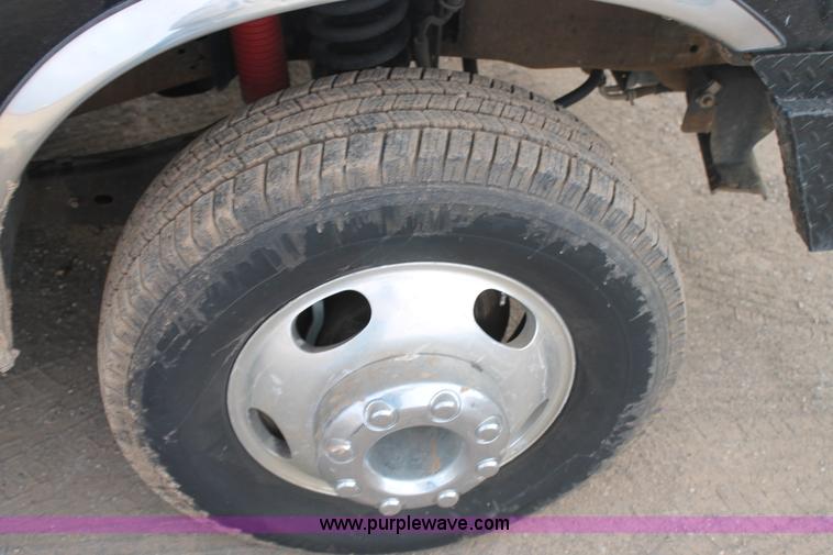 image for item AW9470 2006 Ford F350 Super Duty Crew Cab flatbed truck