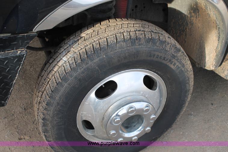 image for item AW9470 2006 Ford F350 Super Duty Crew Cab flatbed truck