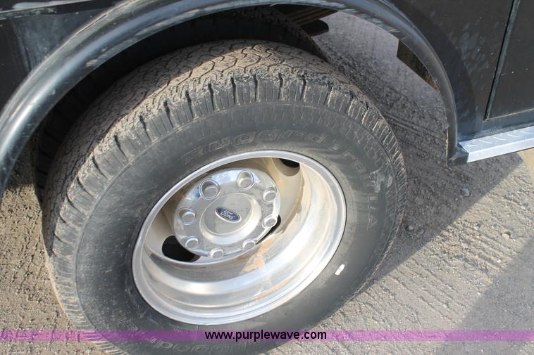 image for item AW9470 2006 Ford F350 Super Duty Crew Cab flatbed truck