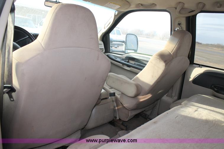 image for item AW9470 2006 Ford F350 Super Duty Crew Cab flatbed truck