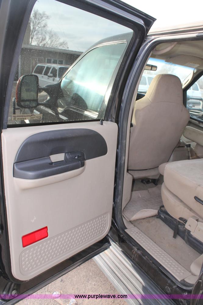 image for item AW9470 2006 Ford F350 Super Duty Crew Cab flatbed truck