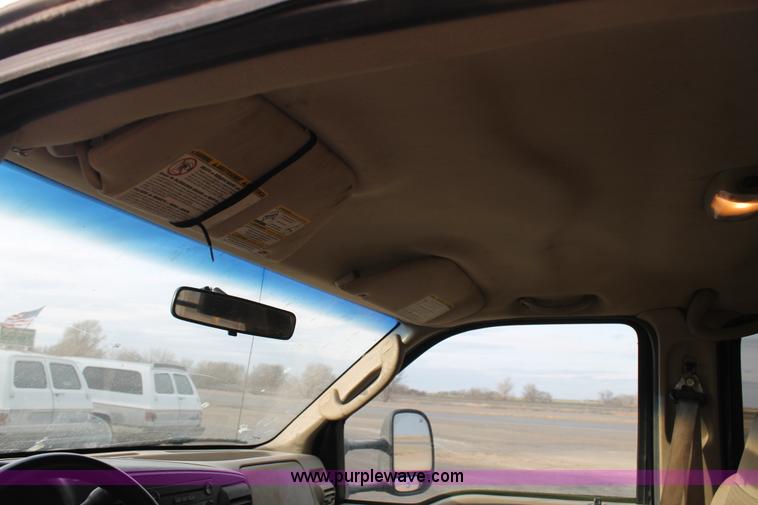 image for item AW9470 2006 Ford F350 Super Duty Crew Cab flatbed truck