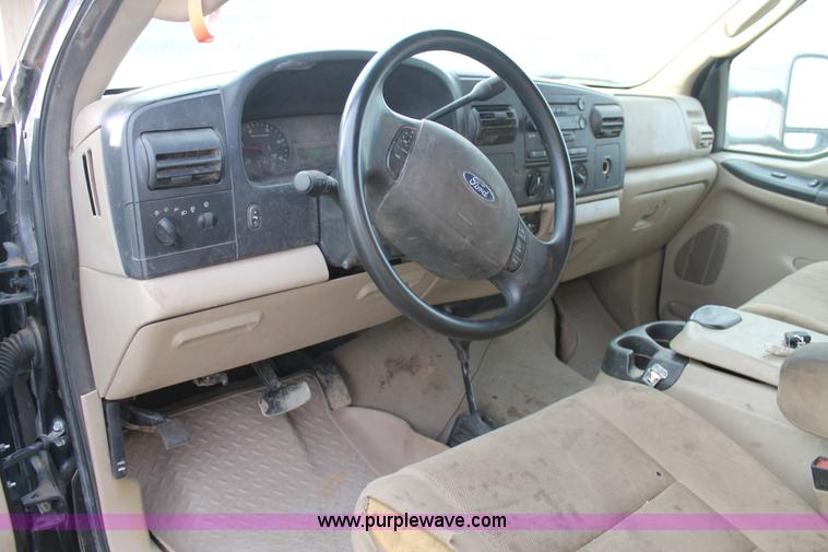 image for item AW9470 2006 Ford F350 Super Duty Crew Cab flatbed truck