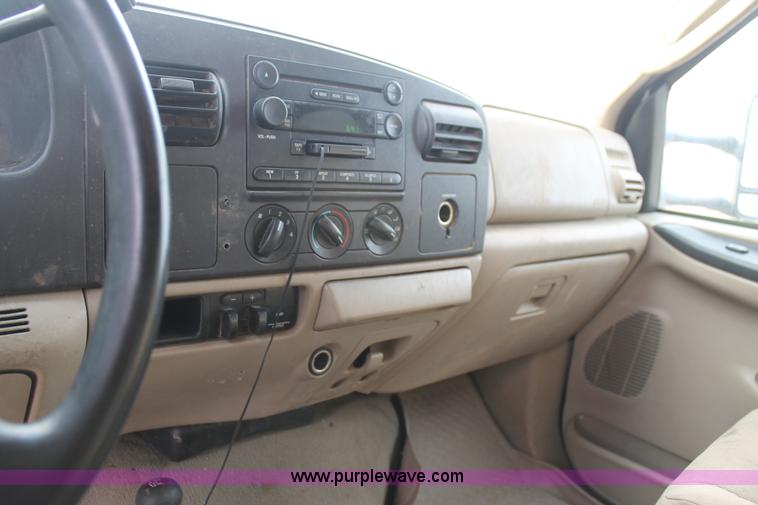 image for item AW9470 2006 Ford F350 Super Duty Crew Cab flatbed truck