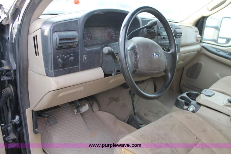 image for item AW9470 2006 Ford F350 Super Duty Crew Cab flatbed truck