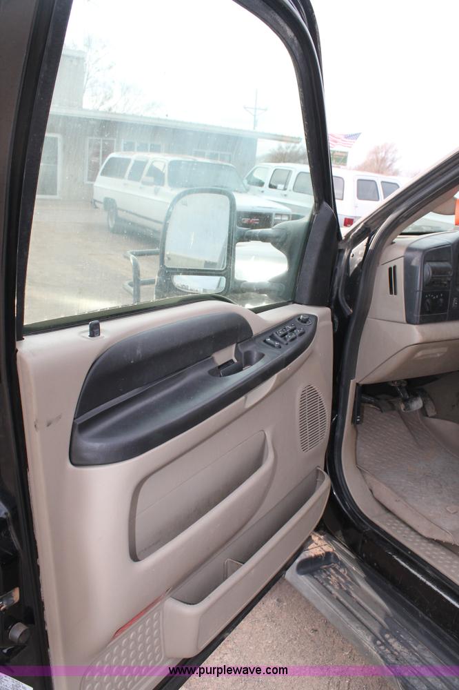 image for item AW9470 2006 Ford F350 Super Duty Crew Cab flatbed truck