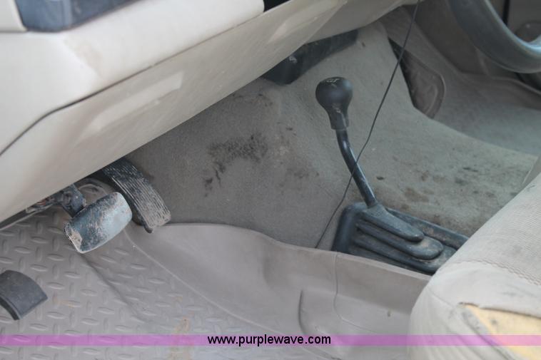 image for item AW9470 2006 Ford F350 Super Duty Crew Cab flatbed truck