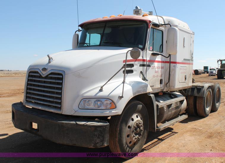 image for item H1587 2000 Mack CX613 semi truck