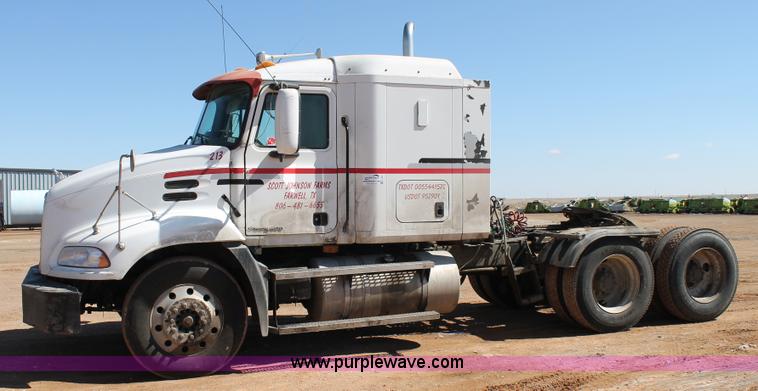 image for item H1587 2000 Mack CX613 semi truck