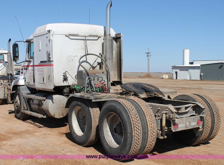 image for item H1587 2000 Mack CX613 semi truck