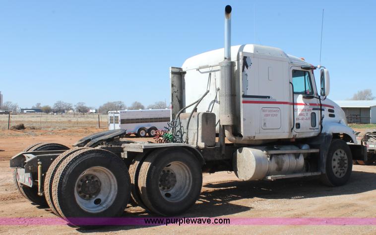 image for item H1587 2000 Mack CX613 semi truck