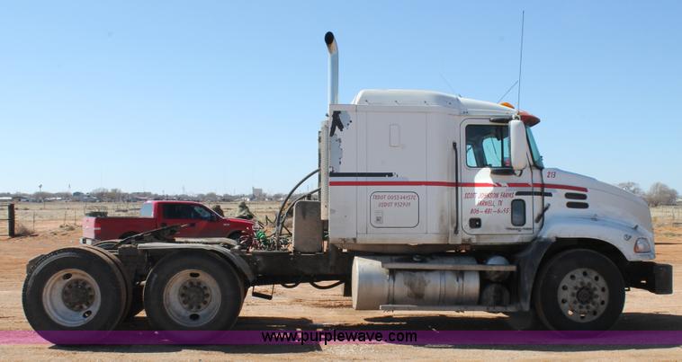 image for item H1587 2000 Mack CX613 semi truck
