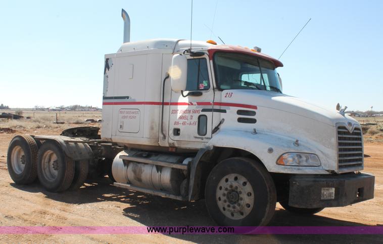 image for item H1587 2000 Mack CX613 semi truck