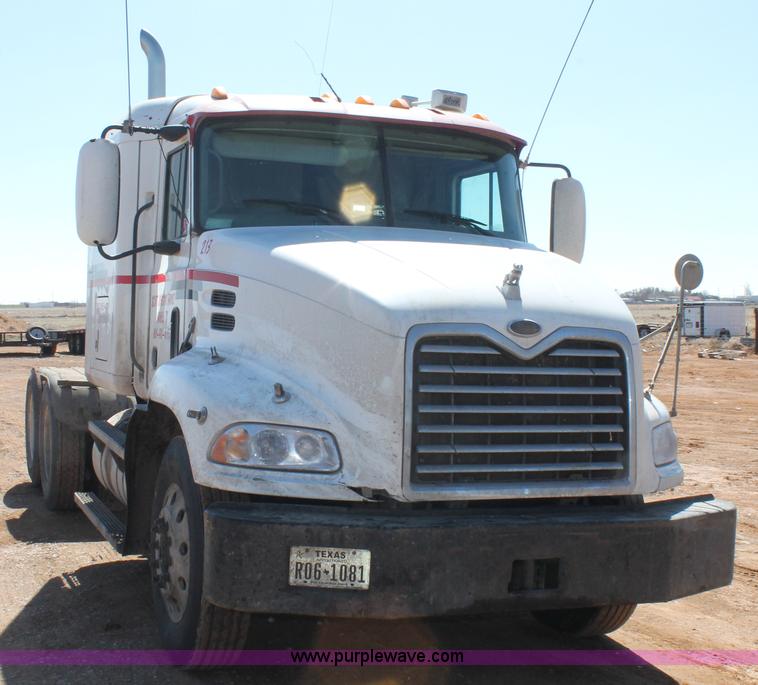 image for item H1587 2000 Mack CX613 semi truck