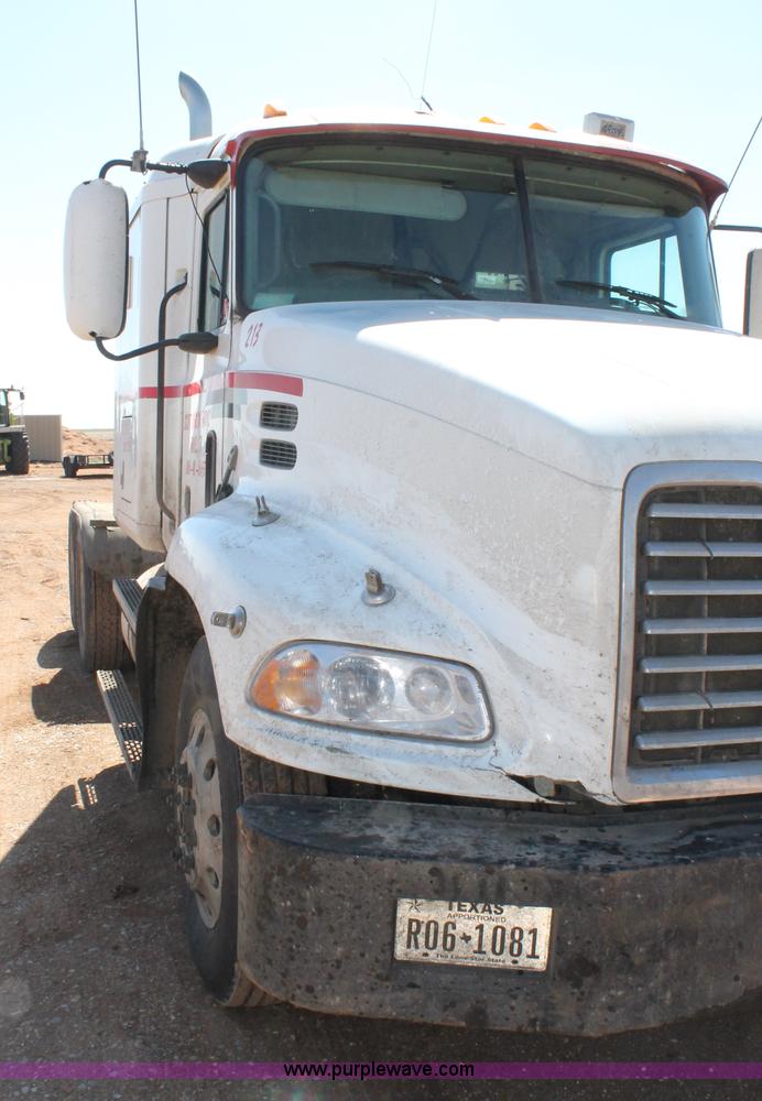 image for item H1587 2000 Mack CX613 semi truck