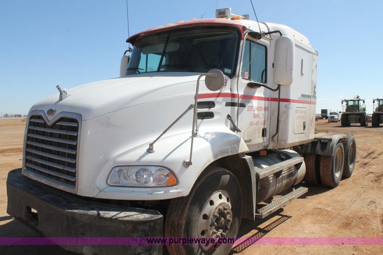 image for item H1587 2000 Mack CX613 semi truck