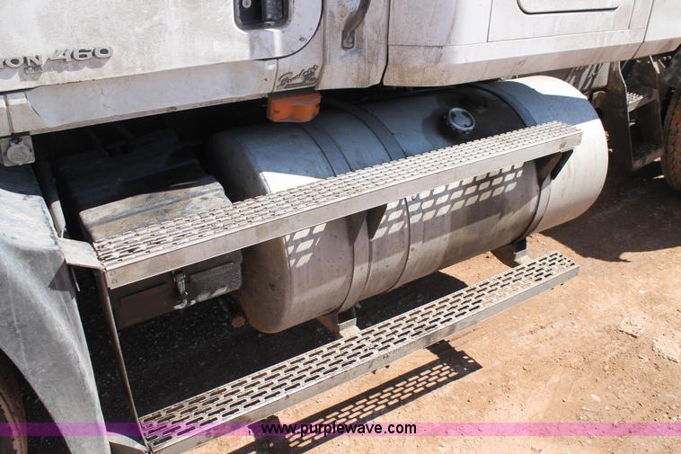 image for item H1587 2000 Mack CX613 semi truck