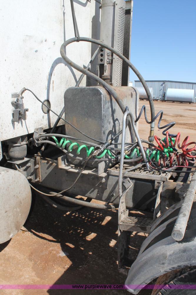 image for item H1587 2000 Mack CX613 semi truck