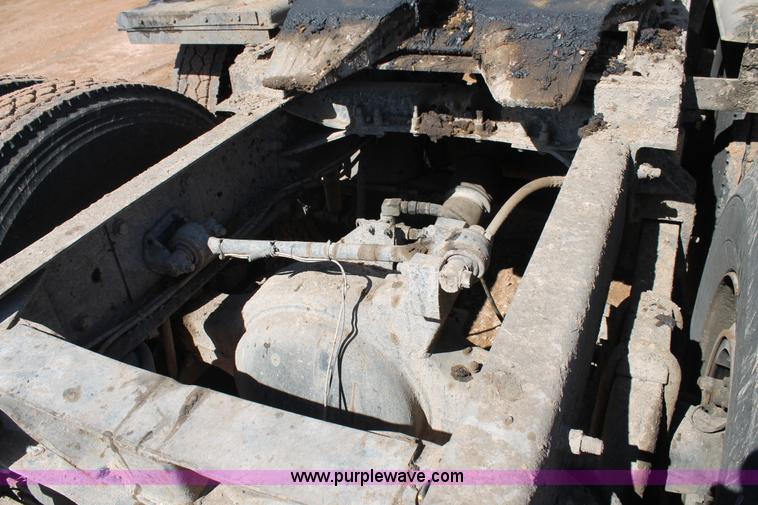 image for item H1587 2000 Mack CX613 semi truck