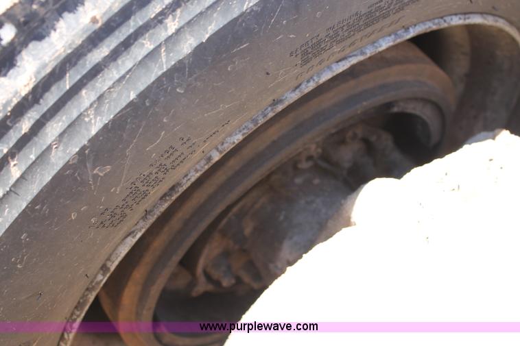 image for item H1587 2000 Mack CX613 semi truck