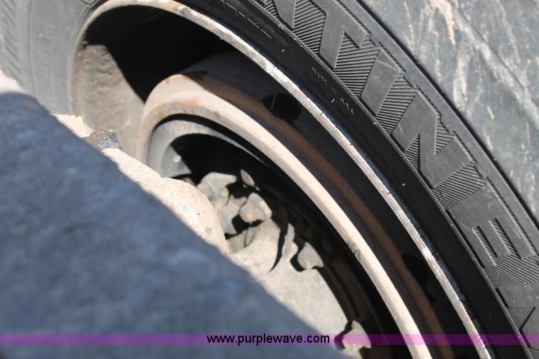 image for item H1587 2000 Mack CX613 semi truck