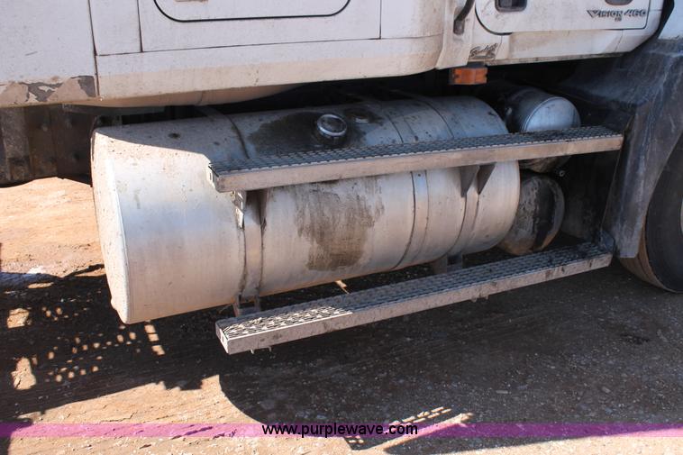 image for item H1587 2000 Mack CX613 semi truck