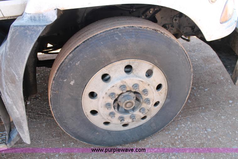 image for item H1587 2000 Mack CX613 semi truck