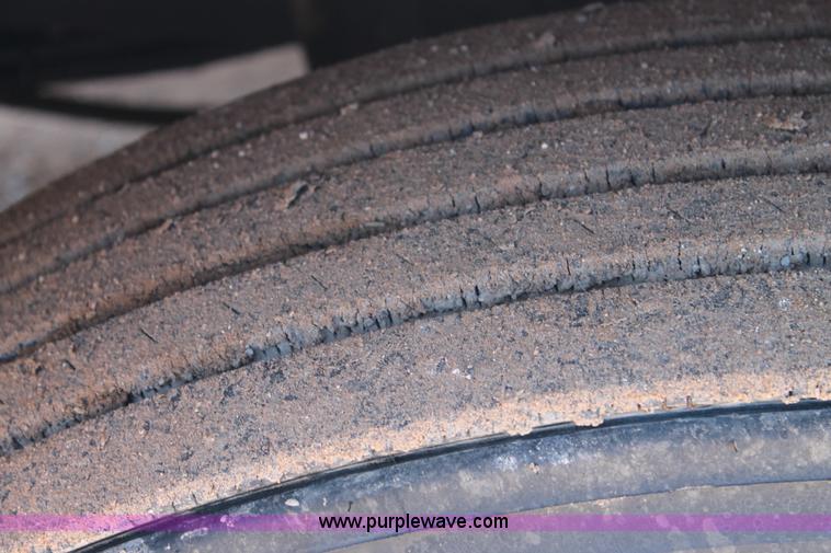 image for item H1587 2000 Mack CX613 semi truck