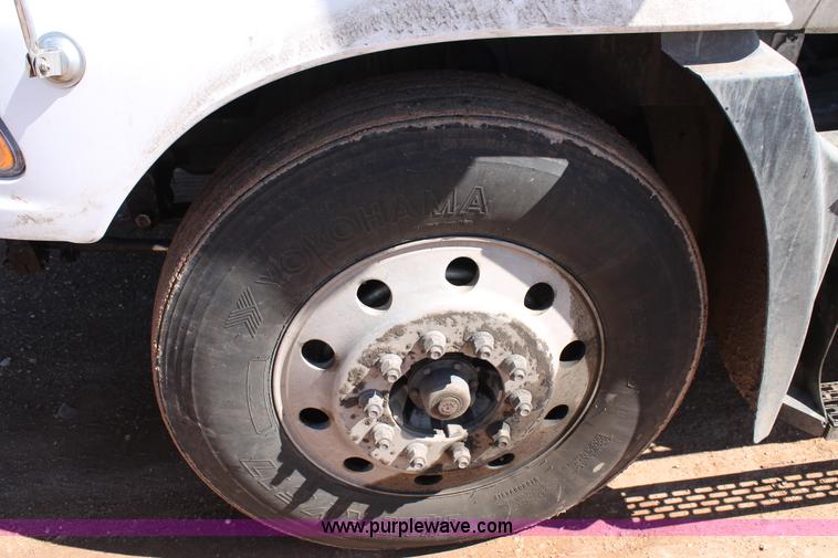 image for item H1587 2000 Mack CX613 semi truck