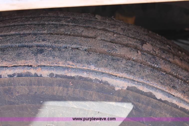 image for item H1587 2000 Mack CX613 semi truck