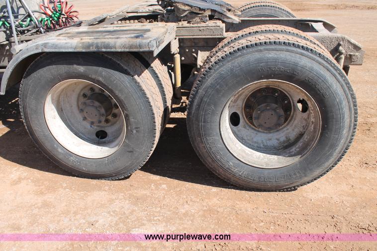 image for item H1587 2000 Mack CX613 semi truck