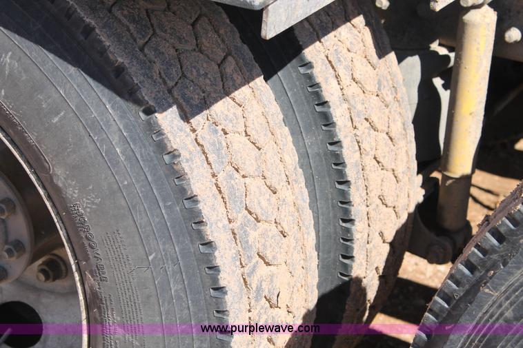 image for item H1587 2000 Mack CX613 semi truck