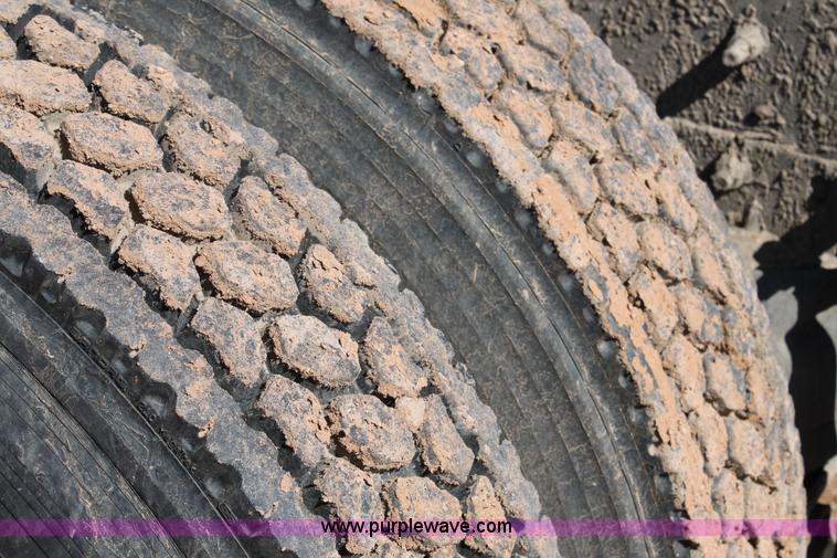 image for item H1587 2000 Mack CX613 semi truck