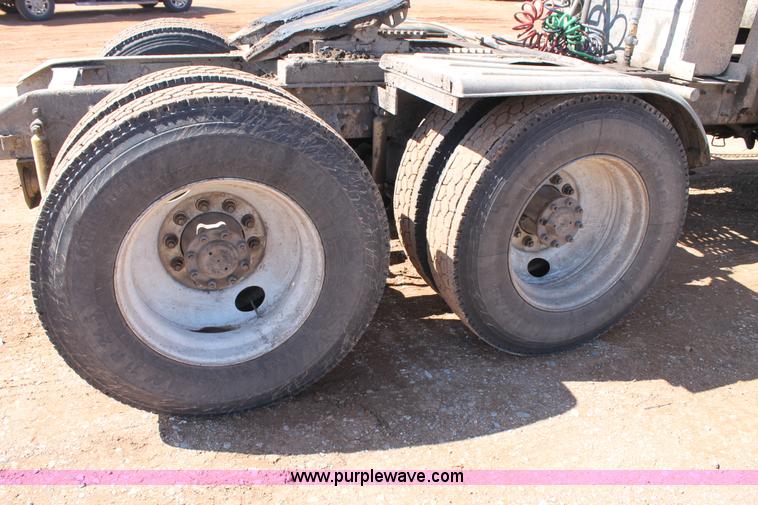 image for item H1587 2000 Mack CX613 semi truck