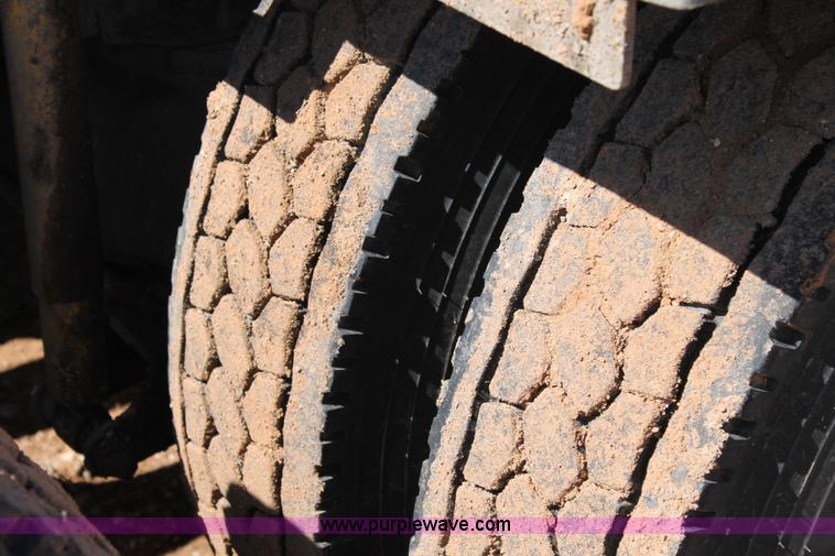 image for item H1587 2000 Mack CX613 semi truck